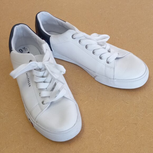 Tommy Hilfiger Mens 9.5 - Picture 1 of 7